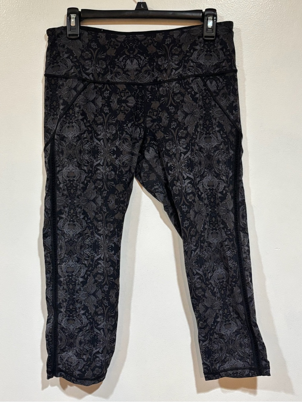 Victoria's Secret Sport Knockout Capri Leggings Large Black Damask Brocade Crop